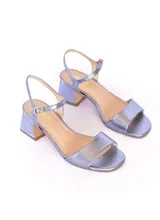 Sandalias de cuero color celeste con taco cuadrado bajo y tira delgada sobre los dedos.