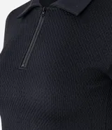 Blusa negra de poliéster con elastano, modelo polo, con cremallera en el cuello, manga corta, texturizada y seamless.