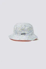 Gorro tipo bucket de tela estampada con flores pequeñas en tonos celeste, blanco y amarillo. Tiene el logo de Levi's bordado en negro en el frente.