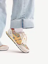 Zapatillas urbanas Seventy8 negras con detalles en blanco, cordones blancos y logo blanco en el lateral.