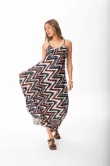 Vestido largo de seda con estampado abstracto en zig-zag en tonos marrón, blanco y celeste. Diseño amplio tipo solero con tiras finas.