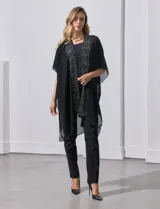 Kimono negro de gasa con apliques de brillos en el cuello y el frente.