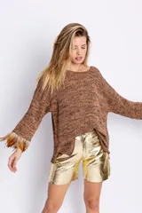 Bermuda shorts doradas de cuero ovino italiano, tiro alto y corte holgado.