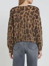 Sweater de tejido con estampado animal print, cuello a la base y puños ajustados.