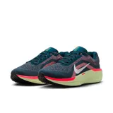 Championes de running Nike Air Winflo 11, color azul petróleo con detalles en rosa y suela amarilla.
