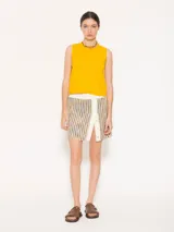 Top tipo chaleco sin mangas color amarillo, de calce normal y diseño minimalista.