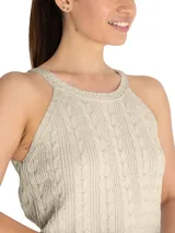 Musculosa color beige con diseño de trenzas, cuello redondo y breteles anchos.