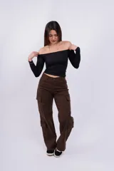 Remera negra con escote off-shoulder y mangas largas.