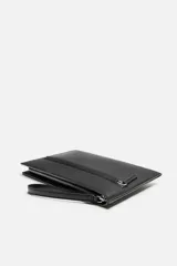 Bolso tipo sobre negro, con compartimento principal con cierre de cremallera, bolsillo interno con cremallera, bolsillo frontal con cremallera y asa de mano.