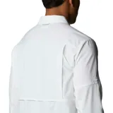 Camisa de manga larga blanca, con cuello abotonado, cierre frontal con botones, dos bolsillos con botón en el pecho y tecnología Omni-Shade UPF 50 para protección solar.