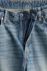 Pantalón de jean celeste con efecto degradado, de corte holgado y tiro alto.