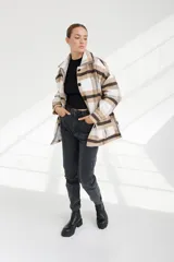 Campera tipo sobrecamisa larga a cuadros color beige, blanco y marrón.