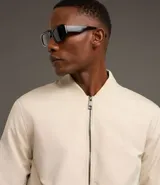 Campera bomber de poliéster color gris oscuro, con cuello alto, cierre frontal con cremallera, bolsillos laterales, mangas largas con puños ajustados y bajo con ajuste elástico.