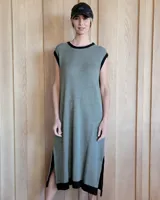 Vestido largo gris con ribete negro y estampado de estrella blanca en la espalda.