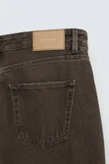Pantalón de jean celeste de corte recto, con cinco bolsillos y cierre frontal con botones.