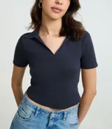 Blusa polo azul marino de rib de algodón, con cuello en V y manga corta.