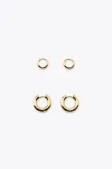 Pack de cuatro aros dorados de acero inoxidable, dos de 0,7 cm de diámetro y dos de 1 cm de diámetro, con cierre a presión.