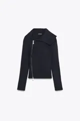 Chaqueta de punto rib color azul marino, con cuello solapa, manga larga y cierre frontal asimétrico con cremallera metálica.