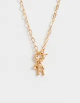 Collar corto dorado con cadena de eslabones, cierre de mosquetón, dije de corazón y dije de letra R.