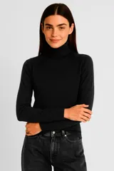 Polera de tejido acrílico color blanco, de manga larga y cuello redondo.