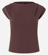 Blusa roja de viscosa con cuello redondo, sin mangas y pliegues en los hombros.