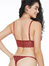 Conjunto de ropa interior color bordó de encaje, compuesto por un bralette de encaje con breteles finos y una tanga de encaje con laterales finos.