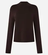 Sweater negro de punto con cuello redondo, puños y ruedo acanalados. Incluye cuello, puños y ruedo de camisa celeste a rayas.