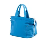 Cartera tipo tote bag color azul, con doble asa de mano y correa bandolera regulable. Tiene cierre superior, bolsillo interno con cierre y dos bolsillos abiertos, y dos bolsillos externos abiertos y uno con cierre.