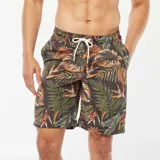 Short de baño negro con estampado de hojas tropicales en tonos naranja, verde y marrón. Cuenta con cintura elástica y cordón ajustable.
