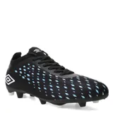 Championes de fútbol Umbro Limit HG negros con detalles en celeste y suela con tapones blancos.