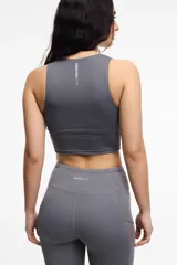 Top deportivo negro, corto, con escote redondo y copas removibles.