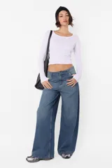 Crop top blanco al cuerpo sin mangas de morley de algodón, con detalle de collareta en mangas y cuello, terminación de ruedo recto.