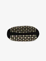 Mini bolso cubo negro con tachuelas doradas, confeccionado en cuero con detalles metálicos. Tiene doble asa corta y cierre con broche magnético.