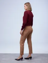 Pantalón de gabardina elastizada azul marino, marca Zac & Rachel, de corte recto, pretina ancha pespunteada y largo al tobillo. Tiene bolsillos simulados.