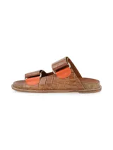Sandalias bajas color camel con textura tipo piel de cocodrilo, doble tira ancha con hebilla y suela de corcho.