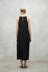 Vestido midi negro sin mangas, de corte recto y cuello redondo. Confeccionado en lino reciclado.