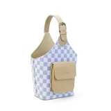 Bolso matero con diseño a cuadros color lila y blanco, con bolsillo frontal color beige y manija superior con hebilla.