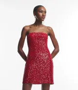 Vestido corto sin breteles, color rojo, cubierto de lentejuelas brillantes.
