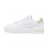 Zapatillas Puma Cali Court Match blancas con detalles en beige en el talón y en la lengüeta.