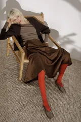 Chatas color beige de cuero vacuno, con talón suave y capellada metalizada.