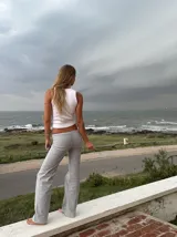 Pantalón recto de bengalina color celeste, tiro medio y cierre invisible.