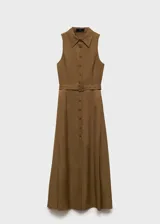 Vestido midi color marrón claro, sin mangas, con cuello camisero, cierre frontal con botones y cinturón con hebilla.