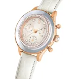 Reloj cronógrafo Swarovski Octea Chrono, fabricado en Suiza, con caja redonda de 37 mm en tono oro rosa, bisel cristalizado con pavé transparente, esfera guilloché color marfil con logo del cisne, manecillas con LumiNova, tres contadores de cronógrafo y seis cristales transparentes como índices. Correa de piel italiana color marfil con diseño de cocodrilo grabado en relieve.