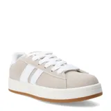 Championes urbanos color beige con detalles en blanco, suela de goma marrón y cordones blancos.