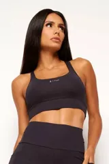 Top deportivo gris con diseño nadador, confeccionado en poliamida de alta performance. Cuenta con bolsillo trasero y bolsillo interno en el forro frontal.