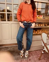 Sweater tejido en mohair color mostaza, con cuello redondo y bordados en hilo de seda. Corte clásico y mangas largas.