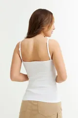 Musculosa blanca de algodón con tirantes finos.