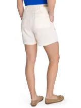 Short estilo bermuda de tiro alto color verde, confeccionado en lino orgánico, con pinzas y amplios bolsillos laterales.