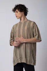 Remera tejida tipo crochet de corte oversize, con diseño de rayas en tonos marrón y beige.