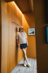 Camiseta manga corta tejida en hilo de algodón, con calado sutil en el cuerpo y escote acordonado.